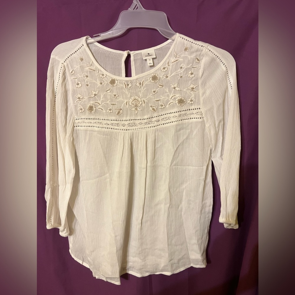 EVERYTHING MUST GO!!! MAKE AN OFFER!!! 
Dress barn White Flowery Top